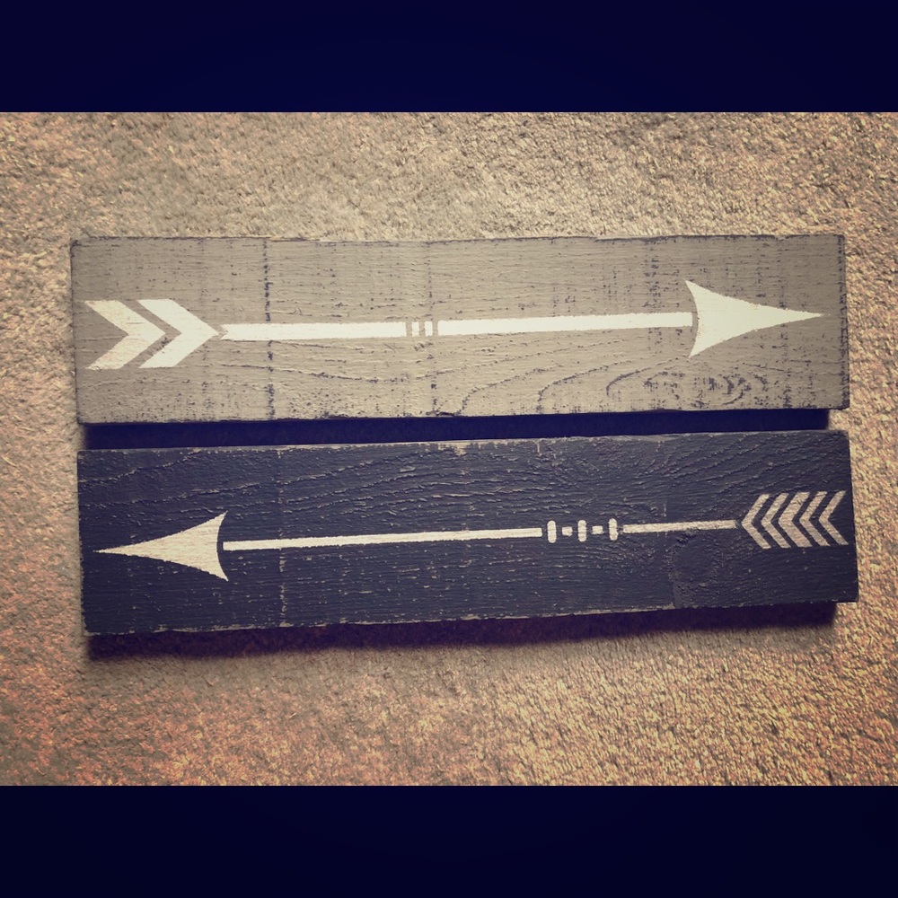 Set of 2 wood arrow decor